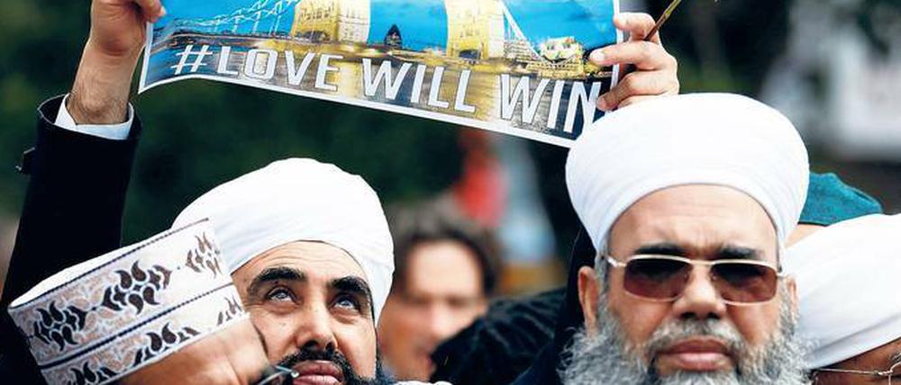 Protest von Londoner Muslimen gegen den IS. Nach den Anschlägen von Manchester und London verweigerten etwa 130 Imame den Tätern das Bestattungsgebet. Foto: Odd Andersen/AFP