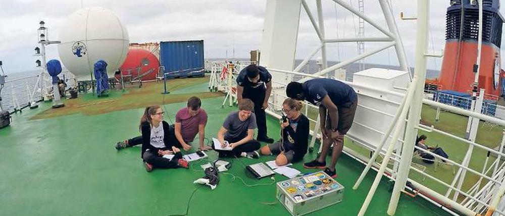 Meeresforschung ganz praktisch: Weltraumwissenschaftler der Freien Universität erklären Studierenden die satellitengestützte Fernerkundung auf hoher See.