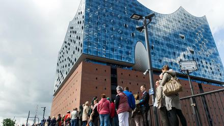 Zahlreiche Personen warten am Montag den 12.06.2017 in Hamburg vor der Elbphilharmonie, um Karten für die kommende Saison zu ergattern. Schon in den frühen Morgenstunden hatten sich Menschenschlangen gebildet.
