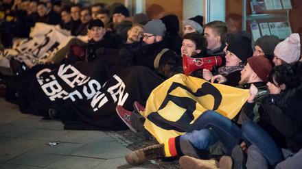 Blockade-Aktion der Identitären Bewegung im Dezember 2016 vor der CDU-Parteizentrale in Berlin. 