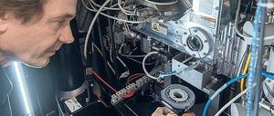 Arbeit an einem empfindlichen Kraftprotz: Christoph Böttcher, wissenschaftlicher Leiter des Forschungszentrums für Elektronenmikroskopie am Institut für Chemie und Biochemie, überführt in einem Gefäß ein schockgefrorenes Präparat in das Hochvakuum des Elektronenmikroskops.