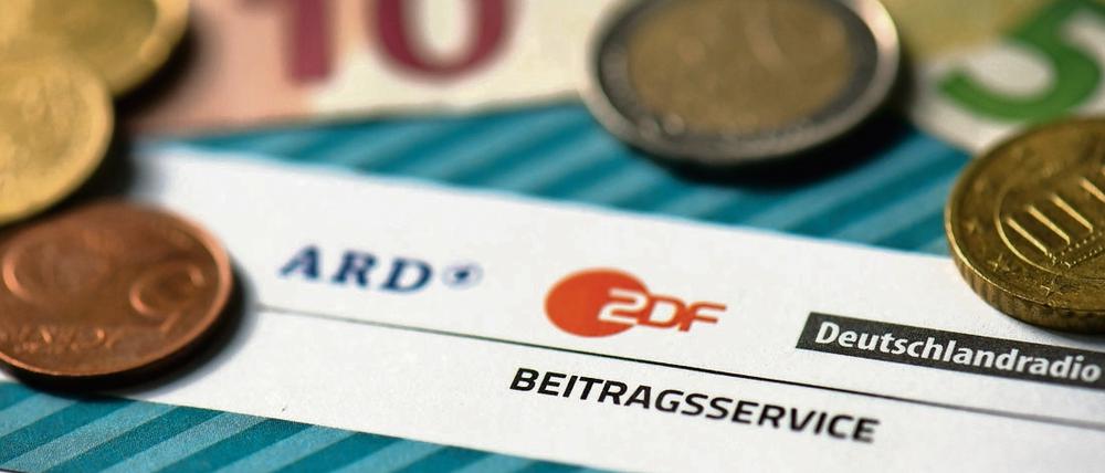 Das Foto täuscht: Der Rundfunkbeitrag muss bargeldlos überwiesen werden