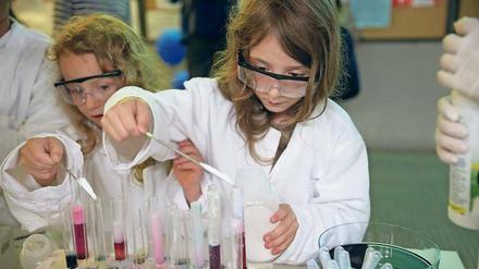 Experimentieren, spielen und lernen: Während der Langen Nacht können die Kleinen naturwissenschaftlich forschen wie die Großen.