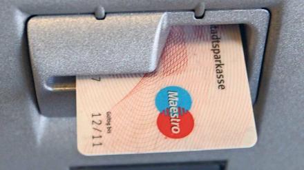 Automatisch. Wer mehr als fünf Mal im Monat Geld abhebt, zahlt bei manchen Banken inzwischen drauf.