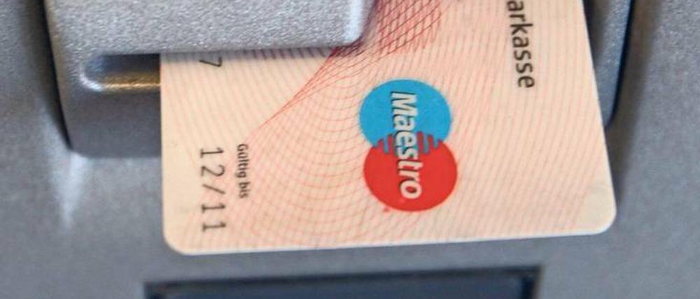 Automatisch. Wer mehr als fünf Mal im Monat Geld abhebt, zahlt bei manchen Banken inzwischen drauf.