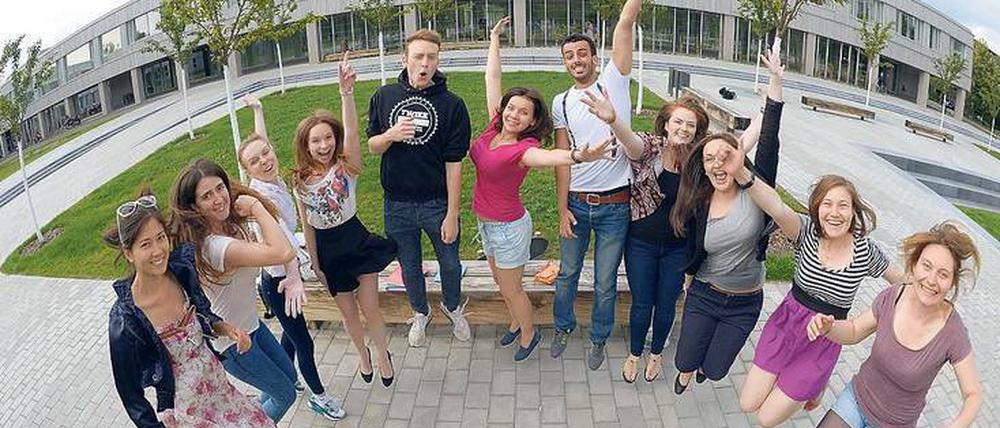 Sprung in ein neues Leben: Der Beginn eines Studiums ist eine große Umstellung für Schulabsolventinnen und -absolventen. Die Freie Universität erleichtert Studieninteressierten die Orientierung und die Suche nach dem richtigen Studienfach.