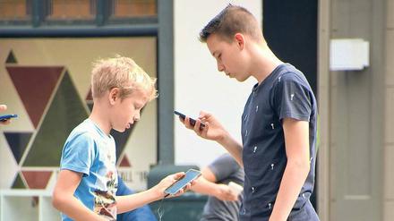 Nicht ohne mein Smartphone: Die Digitalisierung hat unsere Kommunikation stark verändert. Am Deutschen Internet-Institut wollen Forscherinnen und Forscher von Berliner und Brandenburger Wissenschaftseinrichtungen gemeinsam die Risiken und Chancen unserer vernetzten Welt untersuchen.