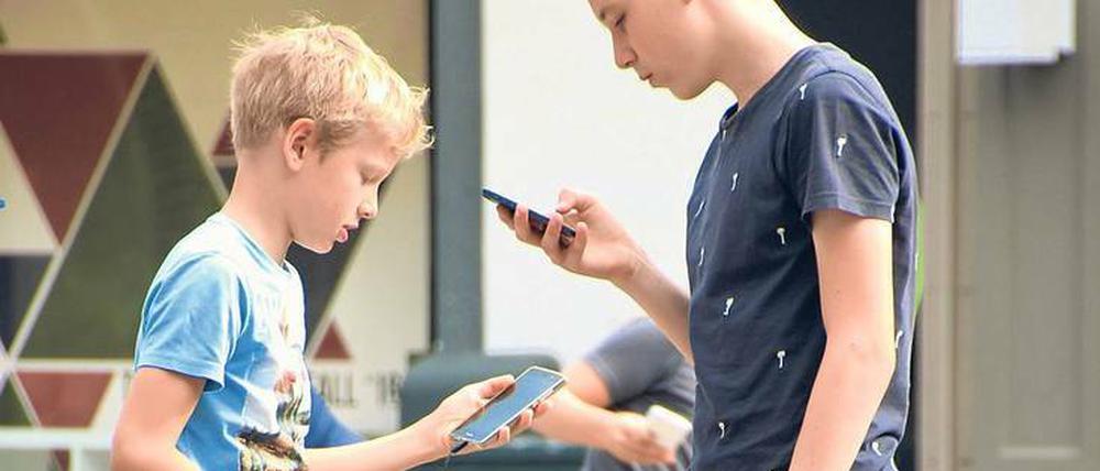 Nicht ohne mein Smartphone: Die Digitalisierung hat unsere Kommunikation stark verändert. Am Deutschen Internet-Institut wollen Forscherinnen und Forscher von Berliner und Brandenburger Wissenschaftseinrichtungen gemeinsam die Risiken und Chancen unserer vernetzten Welt untersuchen.