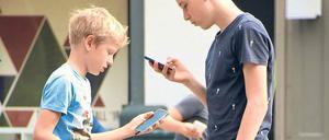 Nicht ohne mein Smartphone: Die Digitalisierung hat unsere Kommunikation stark verändert. Am Deutschen Internet-Institut wollen Forscherinnen und Forscher von Berliner und Brandenburger Wissenschaftseinrichtungen gemeinsam die Risiken und Chancen unserer vernetzten Welt untersuchen.