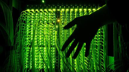 In Deutschland Mangelware: Verteilerpunkt für Glasfaserkabel Foto: Daniel Reinhardt/dpa