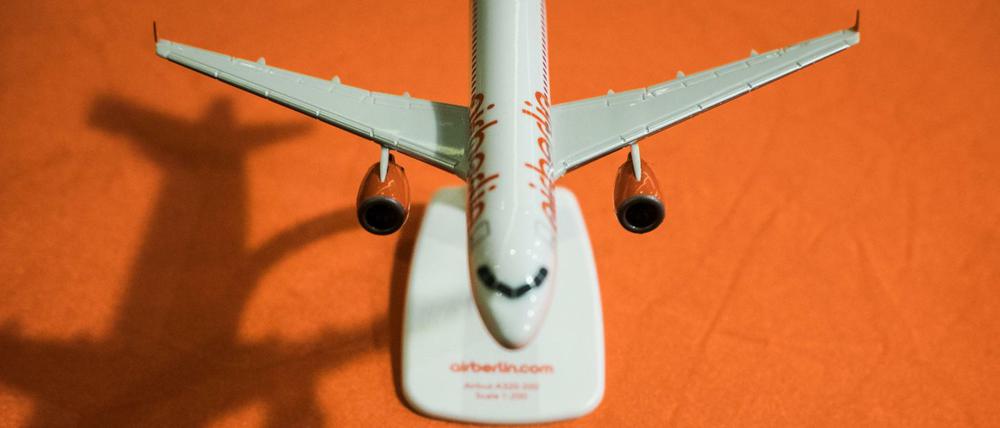 Ein Flugzeugmodell der Gesellschaft Air Berlin und ein Schokoladenherz liegen am in London vor der Hauptversammlung der Fluggesellschaft Air Berlin auf einem Tisch.