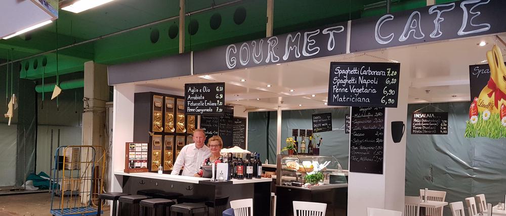 Felix Schönebeck besucht Inhaberin Dina Matijevic im Gourmet Café in der Tegeler Markthalle.