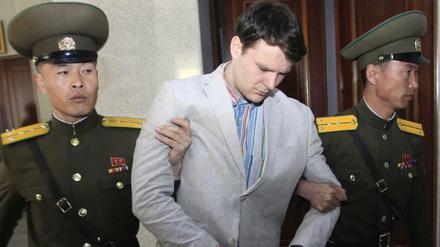 Der US-Bürger Otto Warmbier wird im März 2016 in einem Gericht in Pjöngjang (Nordkorea) von zwei nordkoreanischen Polizisten eskortiert. 
