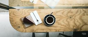 Smarte Einrichtung. Im Berliner "Refinery High End Coffee" sitzt man in Kojen aus Holz. Zu lesen gibt’s "Kinfolk".