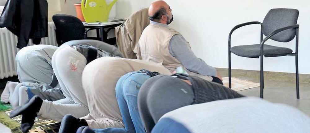Raus aus dem Alltag. Für viele der Gläubigen bedeutet das Freitagsgebet eine Unterbrechung des oftmals rauen Gefängnislebens.