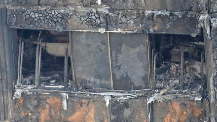 Die zerstörte Fassade des ausgebrannten 24-stöckigen Grenfell Tower in London.