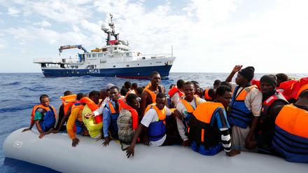 Rettung von Flüchtlingen im Mittelmeer im Oktober 2015. 