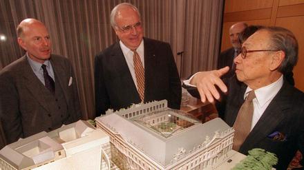 Architekt Ieoh Ming Pei (r) erläutert Bundeskanzler Helmut Kohl (M) das Modell für das Deutsche Historische Museum in Berlin.