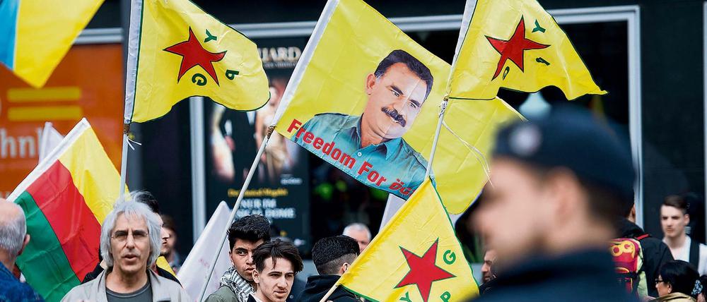 Kurdische Demonstration im April 2016 in Köln. Die gelben Fahnen der linken YPG-Miliz können auf Kundgebungen untersagt werden.