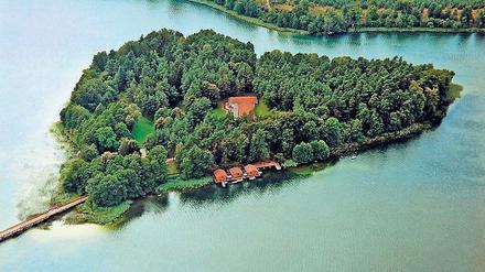 Gut 90 Kilometer von Berlin entfernt liegt die Herzinsel im Brückentinsee, 40.000 Quadratmeter Land.