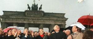 Historischer Moment. Helmut Kohl, Walter Momper und andere Politiker lassen am 22. Dezember 1989 vor dem Brandenburger Tor in Berlin Friedenstauben aufsteigen.