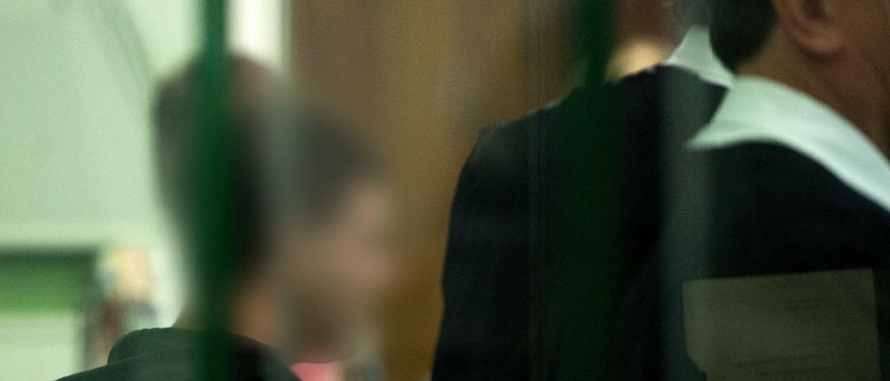 Der Hauptangeklagte (l) im Prozess wurde am Dienstag zu einer Haftstrafe von fast drei Jahren verurteilt.