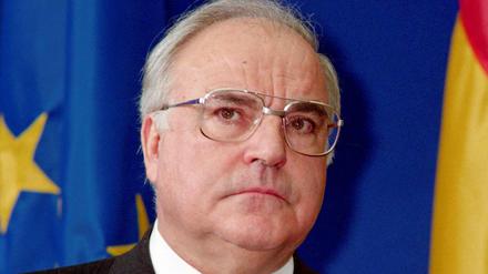 Helmut Kohl vor Europa- und Deutschlandfahne.