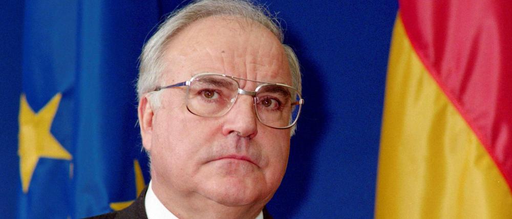 Helmut Kohl vor Europa- und Deutschlandfahne.