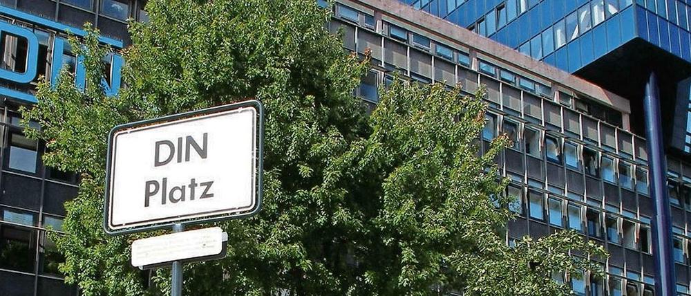 Seit sechs Jahren trägt der Platz an der Kurfürsten-, Ecke Burggrafenstraße den Namen des Deutschen Instituts für Normung (DIN).