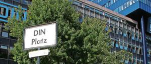 Seit sechs Jahren trägt der Platz an der Kurfürsten-, Ecke Burggrafenstraße den Namen des Deutschen Instituts für Normung (DIN).