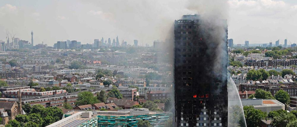 Auch am Mittag waren noch Flammen im Grenfell Tower zu sehen.