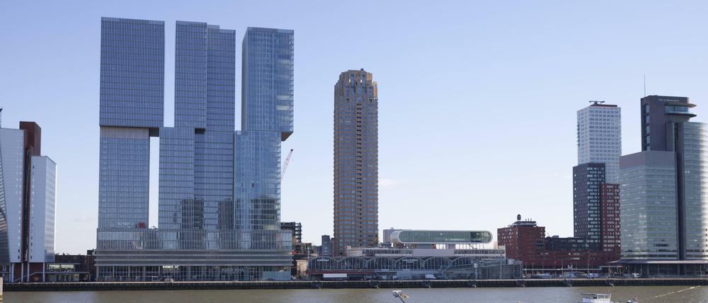 Der Dreifachtrurm "De Rotterdam" steht auf dem Wilhelminapier, einer Halbinsel des Kop van Zuid in Rotterdam. 