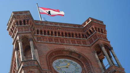 Ab Samstag soll der Bär am Roten Rathaus nur auf Halbmast wehen.