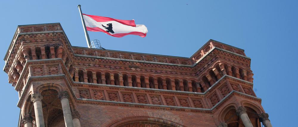 Ab Samstag soll der Bär am Roten Rathaus nur auf Halbmast wehen.