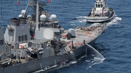 Der stark beschädigte US-Zerstörer USS Fitzgerald.