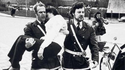 Angriff im Stockholm: Eine verletzte Angehörige der westdeutschen Botschaft wird geborgen.