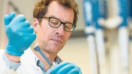 Genotyp. In Genlabors gilt die 2012 entwickelte Genschere Crispr als präzise, preisgünstig und besonders einfach handhabbar. Im Bild unser Autor Jens Lubbadeh beim Testen des Genbausatzes einer kalifornischen Firma. 