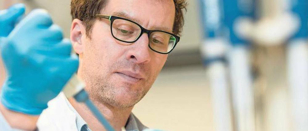 Genotyp. In Genlabors gilt die 2012 entwickelte Genschere Crispr als präzise, preisgünstig und besonders einfach handhabbar. Im Bild unser Autor Jens Lubbadeh beim Testen des Genbausatzes einer kalifornischen Firma.