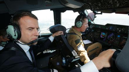 Der französische Präsident Macron am Montag auf dem Weg zur Luftfahrtmesse in Le Bourget.