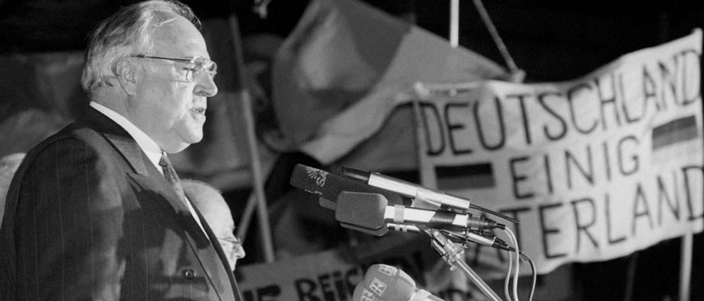 Vor der Ruine der Frauenkirche in Dresden spricht Bundeskanzler Helmut Kohl am Abend des 19.12.1989 zu den Bürgern.