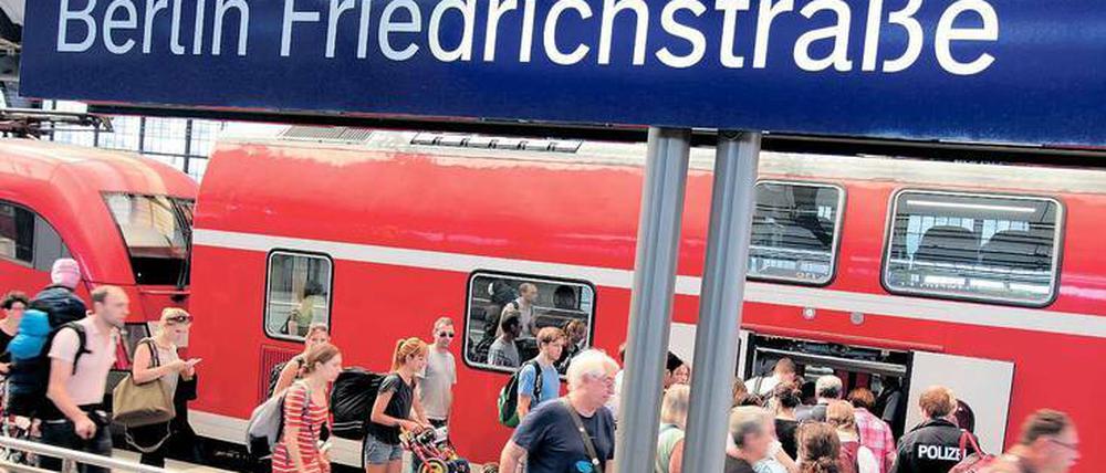 In den Zügen hat sich die Zahl der Fahrgäste seit 2000 fast verdoppelt, der Ausbau kommt da nicht mit.