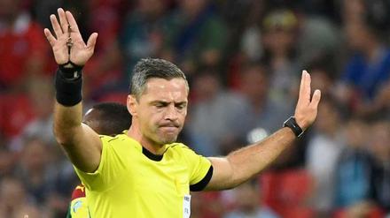 Schiedsrichter Damir Skomina musste am Sonntagabend allerlei Handzeichen machen.