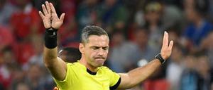 Schiedsrichter Damir Skomina musste am Sonntagabend allerlei Handzeichen machen.