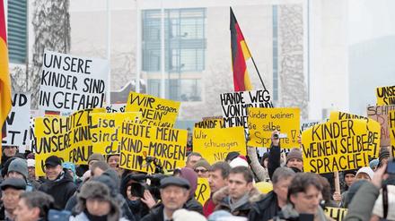 Misstrauen. Hunderte Russlanddeutsche demonstrierten in Berlin, mit dabei rechte Gruppierungen. Verschwörungstheorien machten die Runde.