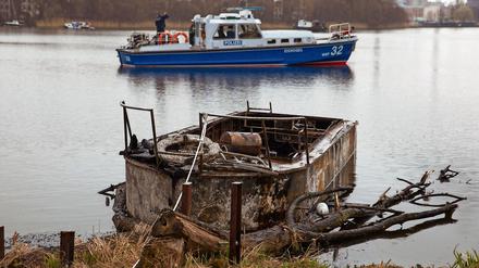 Ein ausgebranntes Boot liegt am 23.03.2017 am Ufer der Rummelsburger Bucht in Berlin.