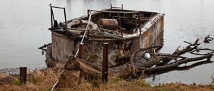 Ein ausgebranntes Boot liegt am 23.03.2017 am Ufer der Rummelsburger Bucht in Berlin.