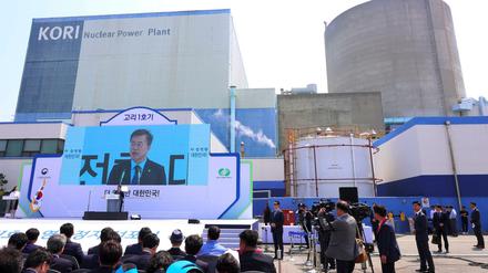 Der Südkoreanische Präsident Moon Jae-In spricht vor dem geschlossenen Atomkraftwerk.