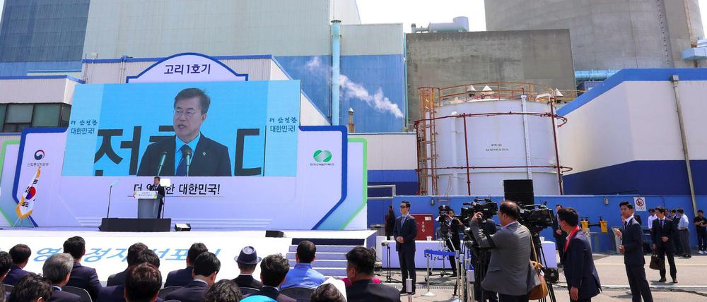 Der Südkoreanische Präsident Moon Jae-In spricht vor dem geschlossenen Atomkraftwerk. 