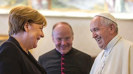 Papst Franziskus hat Bundeskanzlerin Angela Merkel zu einer Privataudienz im Vatikan empfangen.