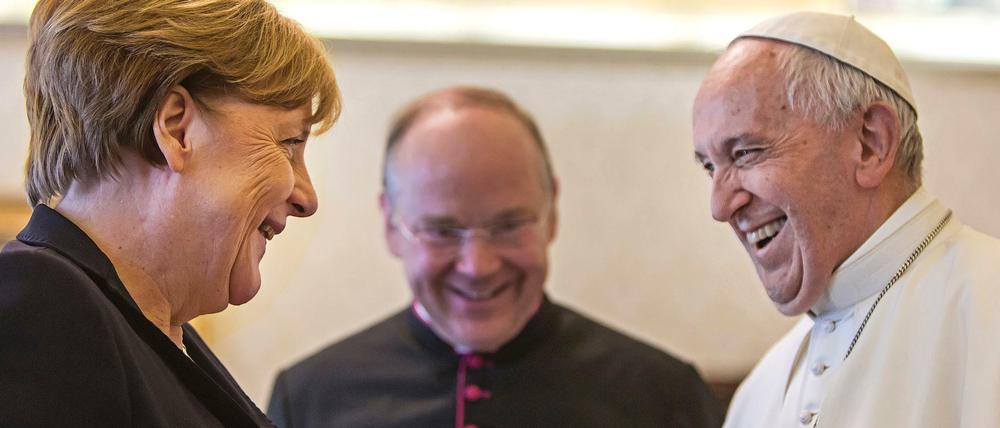 Papst Franziskus hat Bundeskanzlerin Angela Merkel zu einer Privataudienz im Vatikan empfangen.